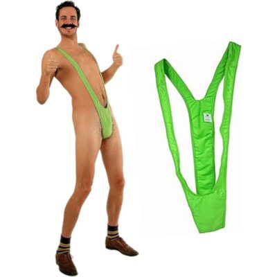 Hombre disfrazado con el icónico trikini hombre Borat sonriendo.