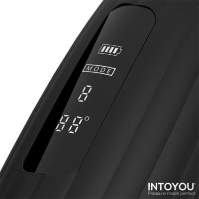 Primer plano de la pantalla digital del masturbador masculino avanzado Karter Intoyou, mostrando la interfaz de control.
