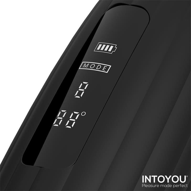 Primer plano de la pantalla digital del masturbador masculino avanzado Karter Intoyou, mostrando la interfaz de control.