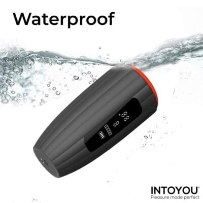 Masturbador masculino avanzado Karter Intoyou sumergido parcialmente en agua, demostrando su resistencia al agua.